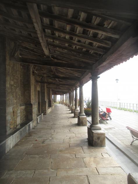 Foto: Lateral porticado de la iglesia de Santa María - Luanco (Asturias), España