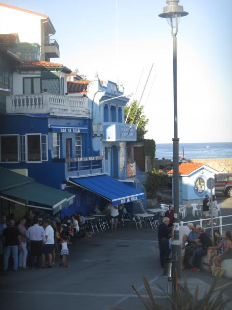 Foto: Bares junto al puerto - Luanco (Asturias), España