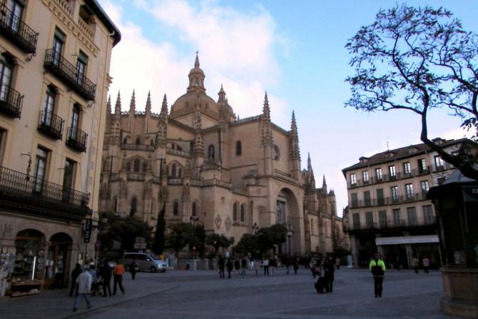 Foto: Calle que lleva a la catedral - Segovia (Castilla y León), España