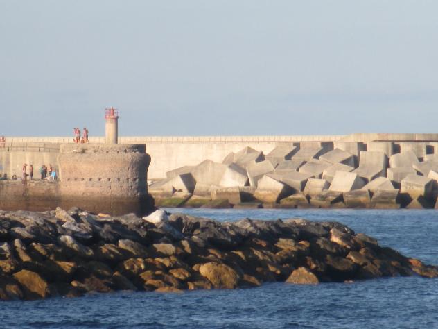 Foto: Escollera integrada en el puerto - Luanco (Asturias), España