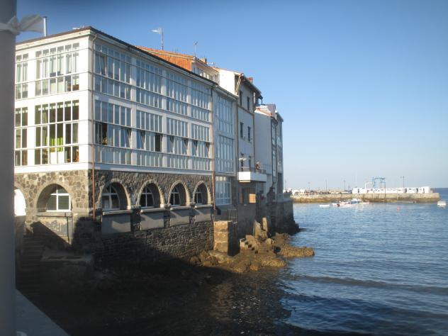 Foto: Edificio pegado al mar - Luanco (Asturias), España