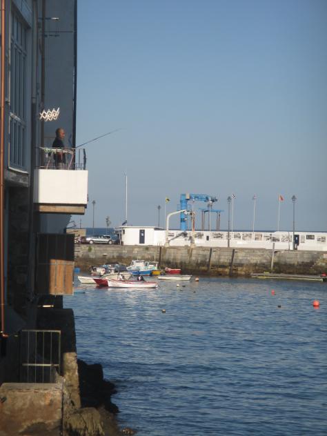 Foto: Pescando desde el balcón - Luanco (Asturias), España