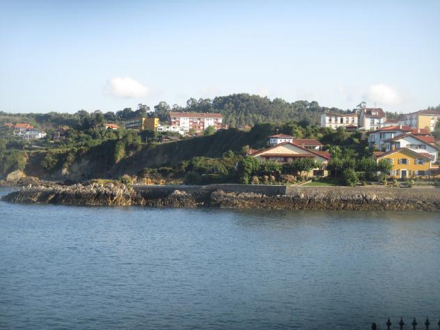 Foto: Vista de la localidad - Luanco (Asturias), España