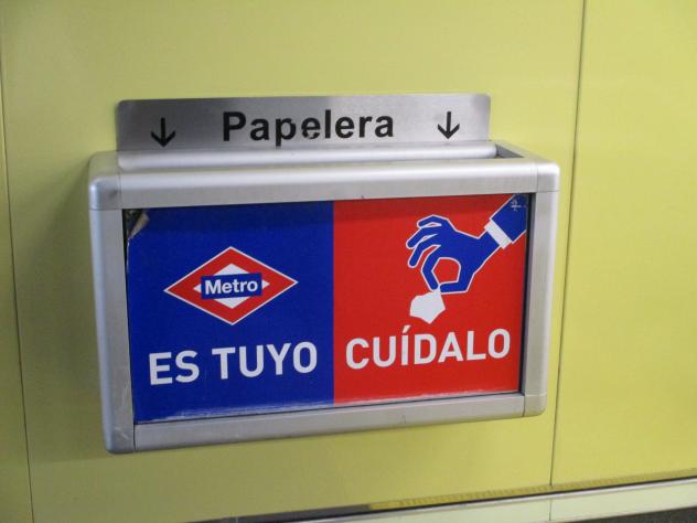 Foto: Papelera con mensaje en el metro - Madrid (Comunidad de Madrid), España
