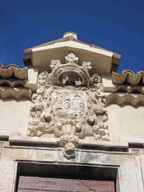 Foto: Escudo de los Goyeneche en la fachada de su palacio - Illana (Guadalajara), España