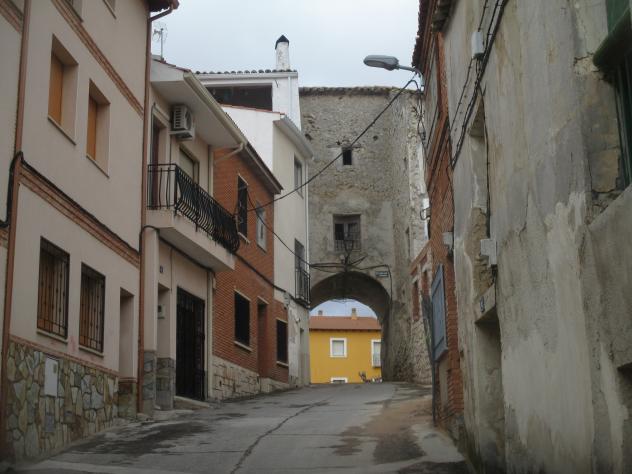 Foto: Calle y arco del Puntio - Illana (Guadalajara), España