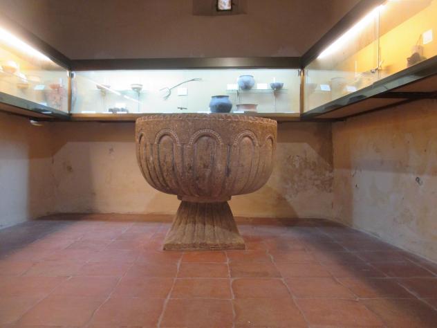 Foto: Pila bautismal del siglo XII en San Gil - Atienza (Guadalajara), España