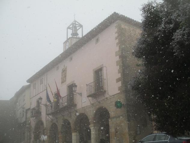 Foto: Ayuntamiento durante una nevada - Atienza (Guadalajara), España