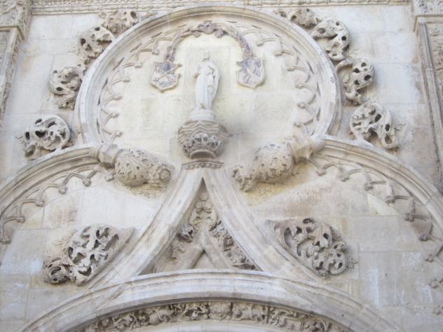 Foto: Detalle de la impresionante portada de la iglesia - Albalate de Zorita (Guadalajara), España