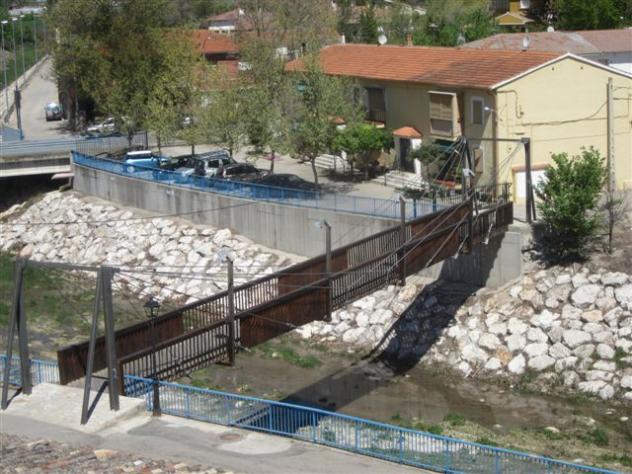 Foto: Puente peatonal sobre el arroyo - Almoguera (Guadalajara), España
