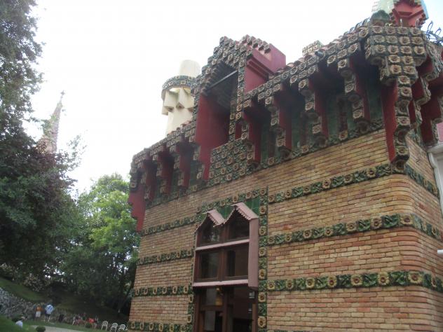 Foto: Azulejos de girasoles en el Capricho - Comillas (Cantabria), España