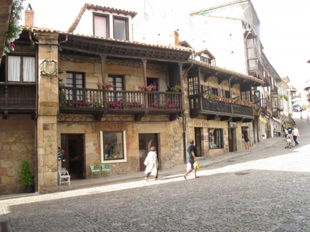 Foto: Plaza de la Constitución - Comillas (Cantabria), España