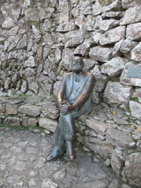 Foto: Estatua de Gaudí contemplando su obra en El Capricho - Comillas (Cantabria), España