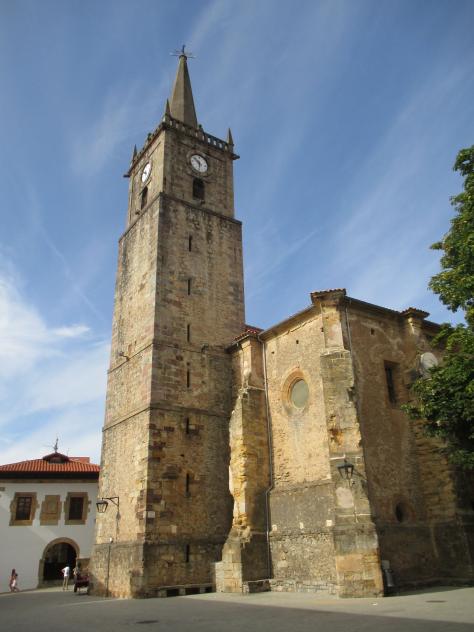 Foto: Torre de las campanas en San Cristóbal - Comillas (Cantabria), España
