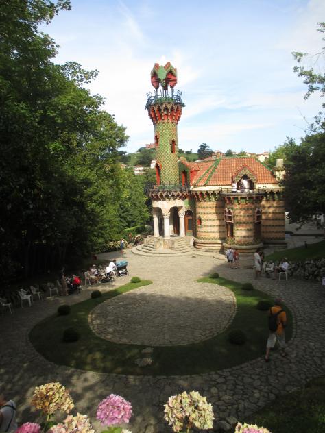 Foto: Jardín con forma de herradura en El Capricho - Comillas (Cantabria), España