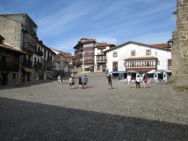 Foto: Turistas visitando la villa - Comillas (Cantabria), España