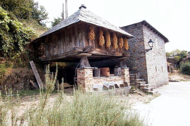 Foto: Hórreo junto a la casa del Marqués de Sargadelos - Santa Eulalia de Oscos (Asturias), España