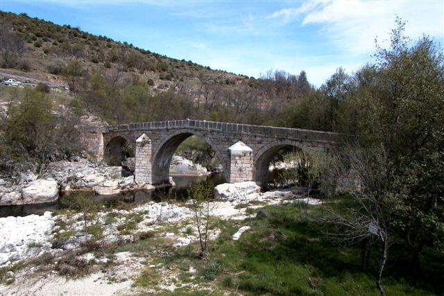 Foto: Puente viejo del siglo XII - El Barco (Ávila), España