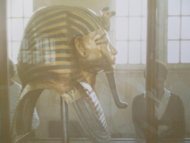 Foto: Vitrina con la máscara del faraón en el museo egipcio - El Cairo (Al Qāhirah), Egipto
