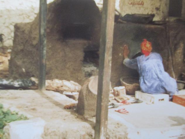 Foto: Panadera cociendo pan en un horno de barro - Guiza (Al Jīzah), Egipto