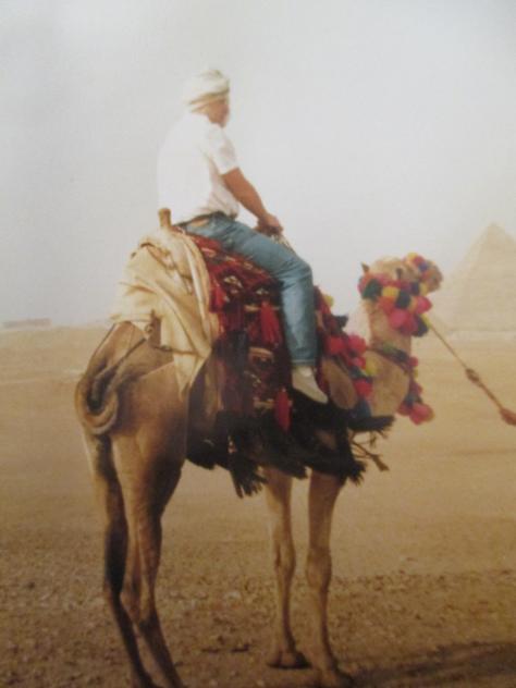 Foto: En dromedario por la explanada - Guiza (Al Jīzah), Egipto