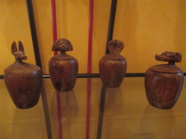 Foto: Vasos canopos de piedra - El Cairo (Al Qāhirah), Egipto