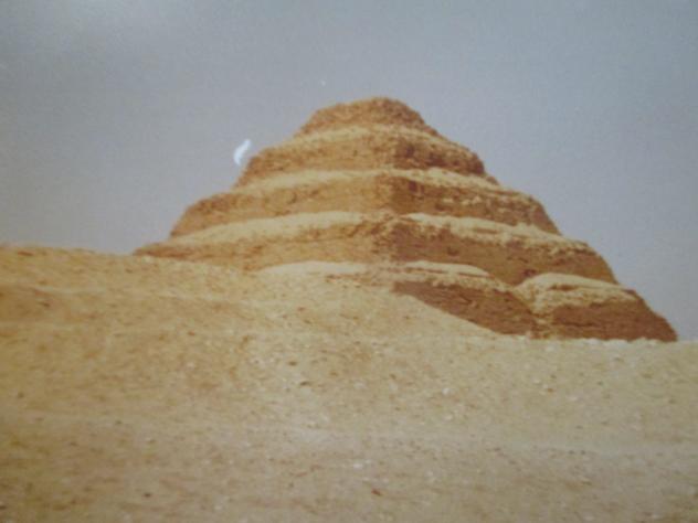 Foto: Duna de arena y pirámide escalonada - Saqqarah (Al Jīzah), Egipto
