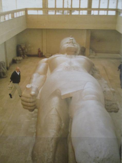 Foto: Estatua colosal de Ramsés II en el museo de Menfis - Saqqarah (Al Jīzah), Egipto