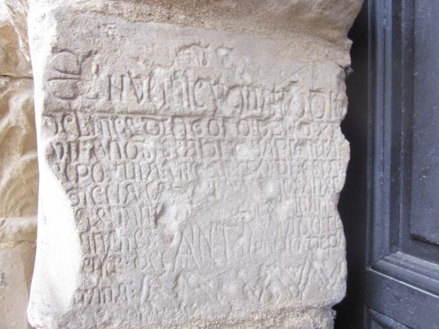 Foto: Relieve en la jamba izquierda de la iglesia - Escopete (Guadalajara), España