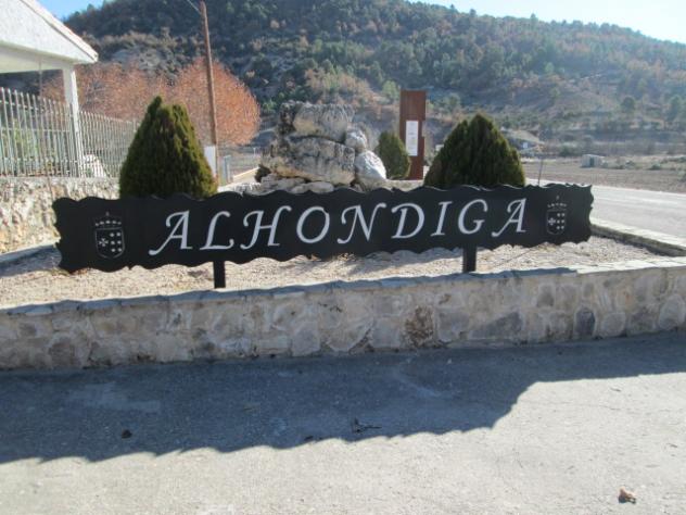 Foto: Cartel con el escudo a la entrada del pueblo - Alhóndiga (Guadalajara), España