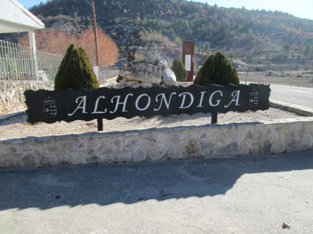 Foto: Cartel con el escudo a la entrada del pueblo - Alhóndiga (Guadalajara), España