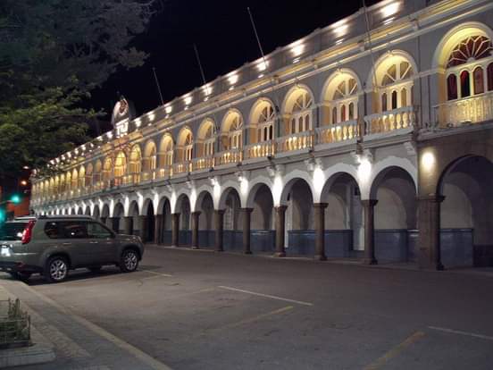 Foto: Gobernación por la noche - Oruro, Bolivia
