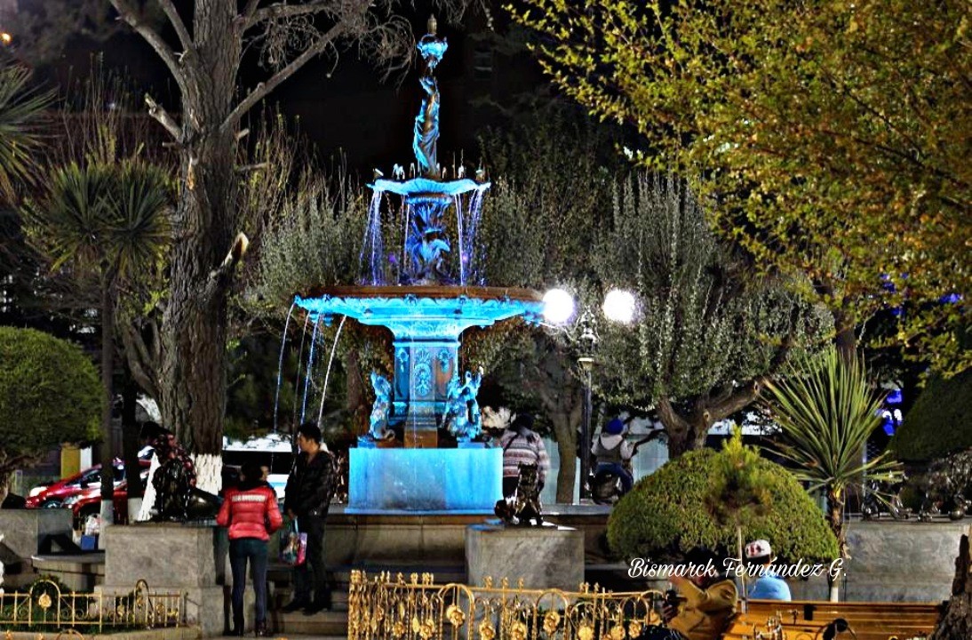 Foto: Plaza 10 de febrero por la noche - Ciudad de Oruro (Oruro), Bolivia