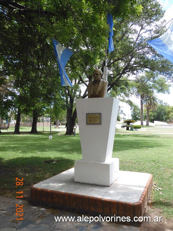 Foto: Arias - Plaza 25 de Mayo - Busto Sarmiento - Arias (Córdoba), Argentina