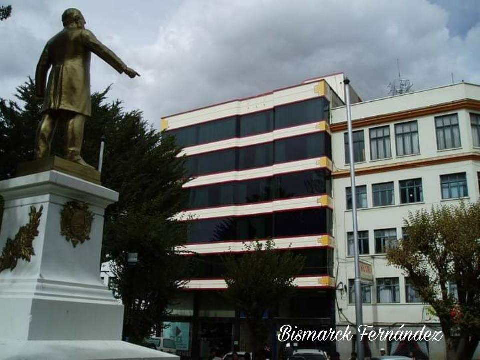 Foto: Lado este de la plaza 10 de Febrero - Ciudad de Oruro (Oruro), Bolivia