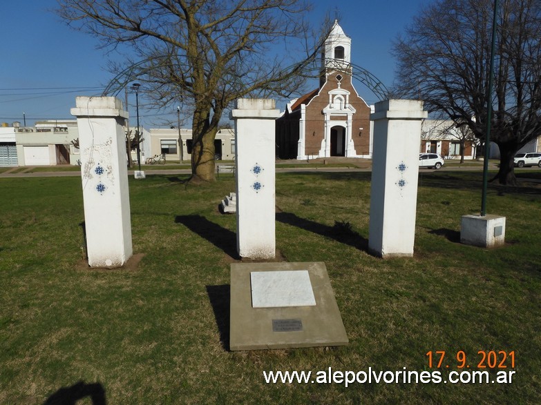 Foto: Monumento Centenario - Roberts - Roberts (Buenos Aires), Argentina