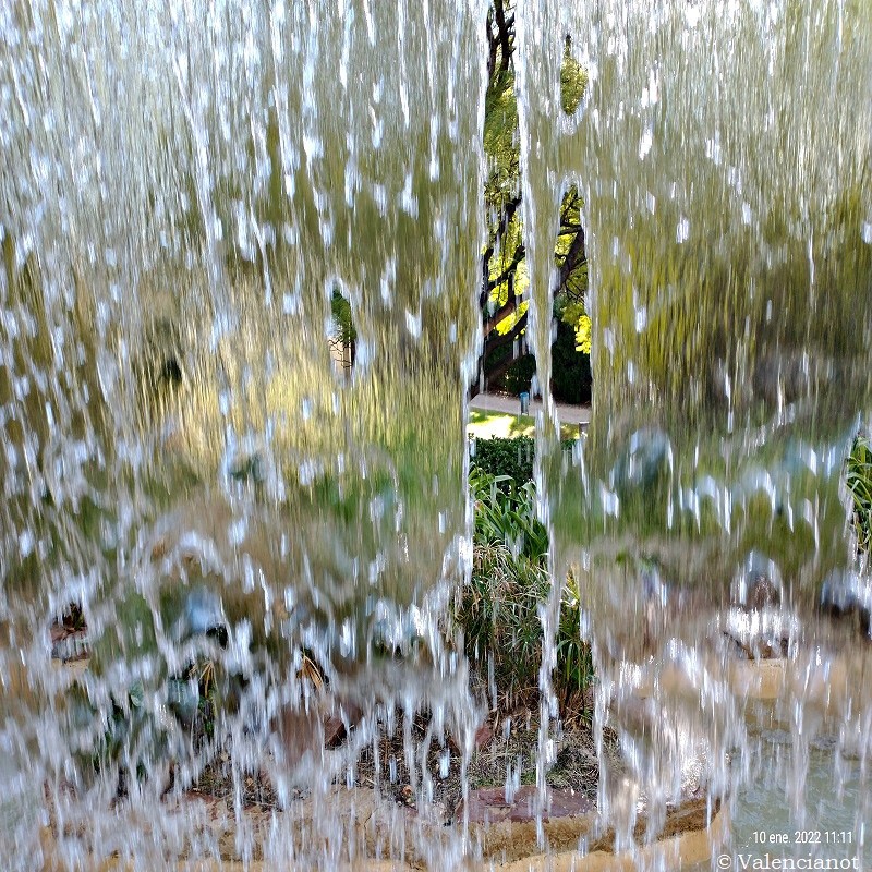 Foto: A través de la cascada - València (Comunidad Valenciana), España