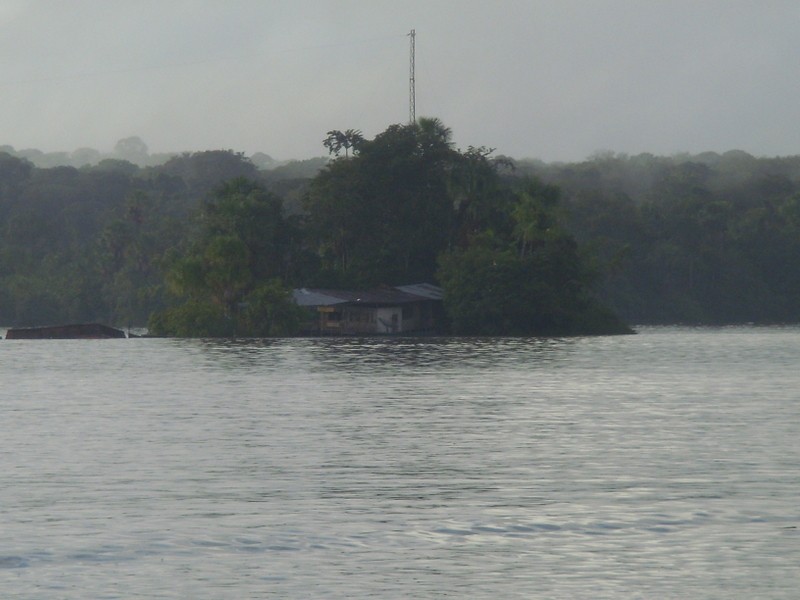 Foto: río Oyapock; costa brasileña - Saint-Georges-de-l'Oyapock, Guyana Francesa