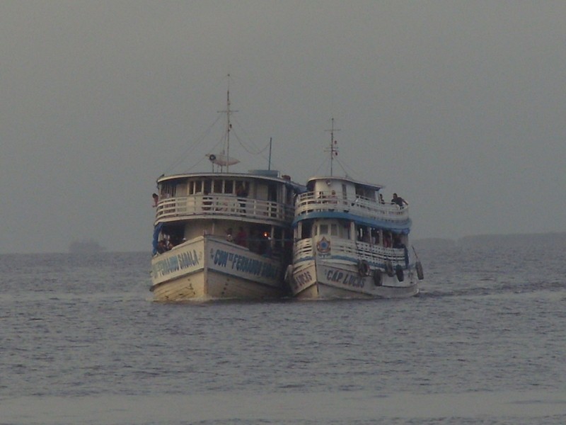 Foto: llega el barco, remolcado, por el río Xingú - Porto de Moz (Pará), Brasil
