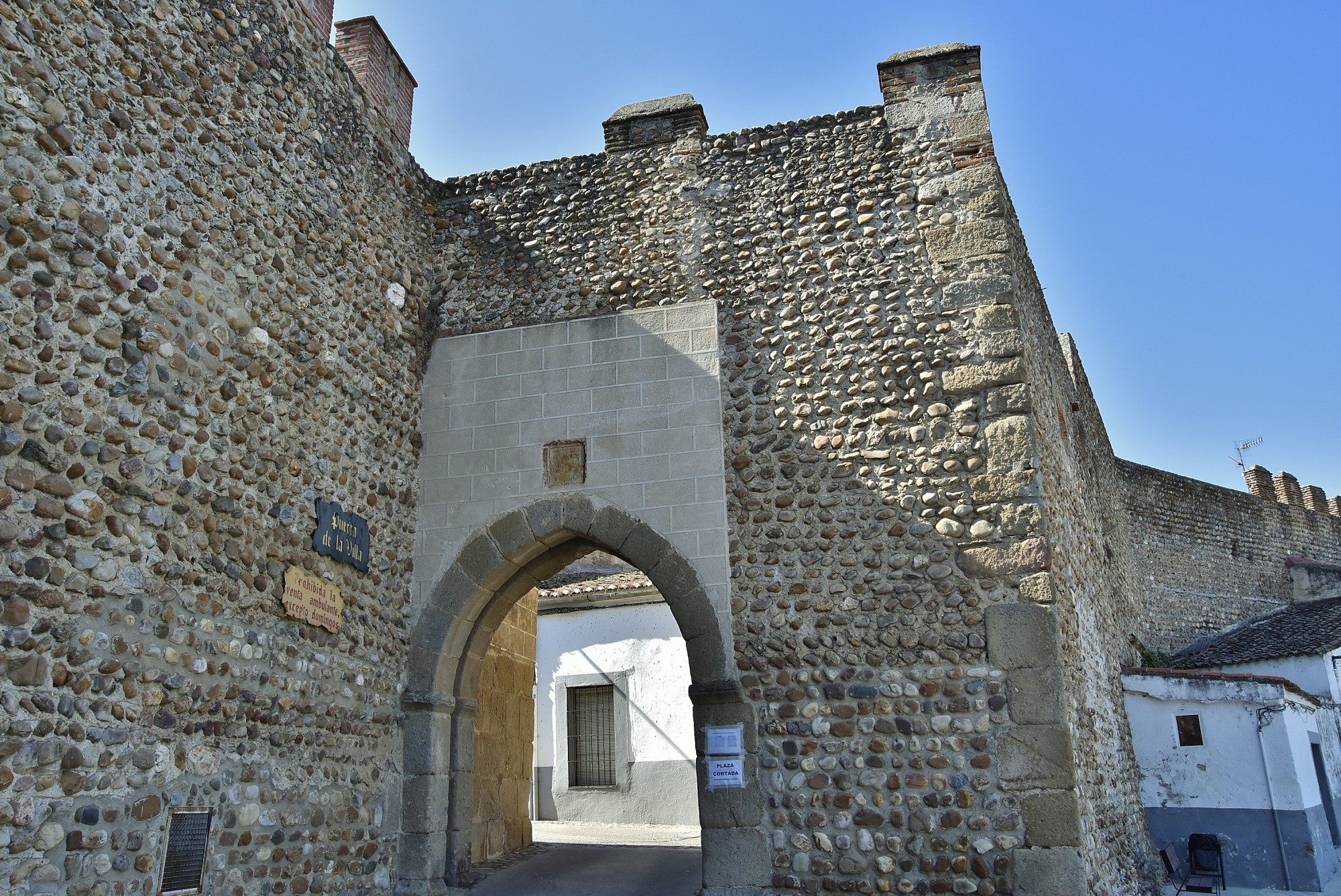 Foto: Puerta de la muralla - Galisteo (Cáceres), España