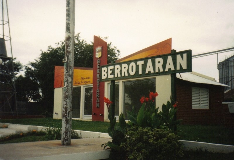 Foto: cartel de la estación Berrotarán, relocado - Berrotarán (Córdoba), Argentina