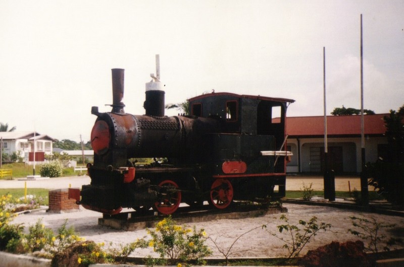 Foto: frente a la estación Overwacht - Overwacht (Para), Surinam