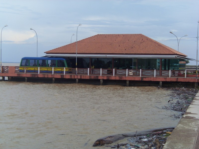 Foto: Coche motor del espigón sobre el Amazonas. Gratuito - Macapá (Amapá), Brasil