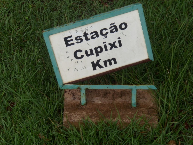 Foto: Vereda de la zona de vía, Santana, con nombres de las estaciones - Estrada de Ferro do Amapá (Amapá), Brasil