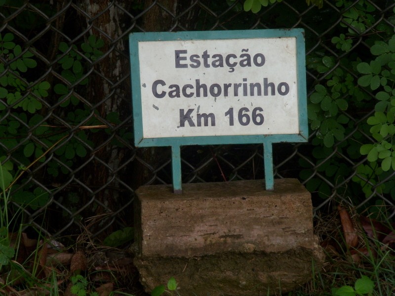 Foto: Vereda de la zona de vía, Santana, con nombres de las estaciones - Estrada de Ferro do Amapá (Amapá), Brasil