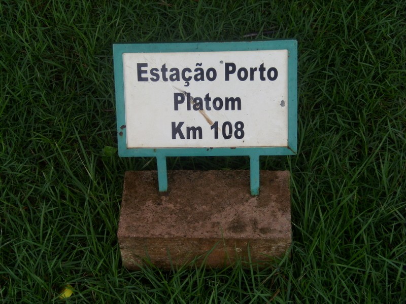 Foto: Vereda de la zona de vía, Santana, con nombres de las estaciones - Estrada de Ferro do Amapá (Amapá), Brasil