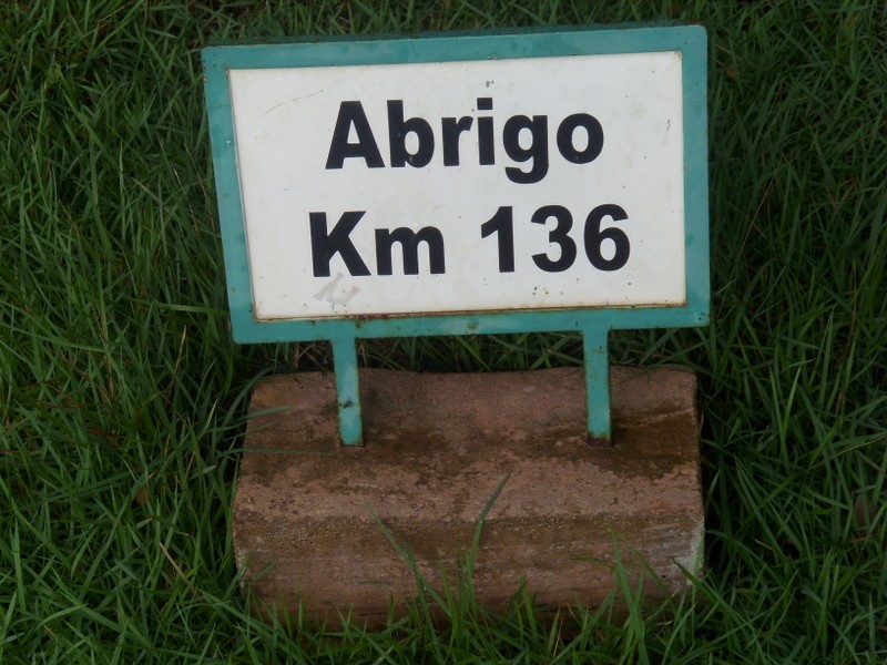 Foto: Vereda de la zona de vía, Santana, con nombres de las estaciones - Estrada de Ferro do Amapá (Amapá), Brasil
