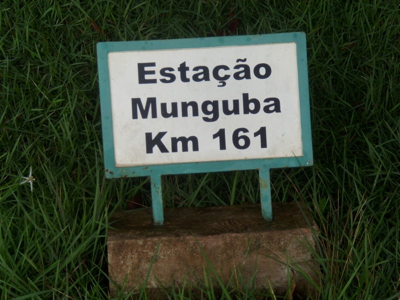 Foto: Vereda de la zona de vía, Santana, con nombres de las estaciones - Estrada de Ferro do Amapá (Amapá), Brasil