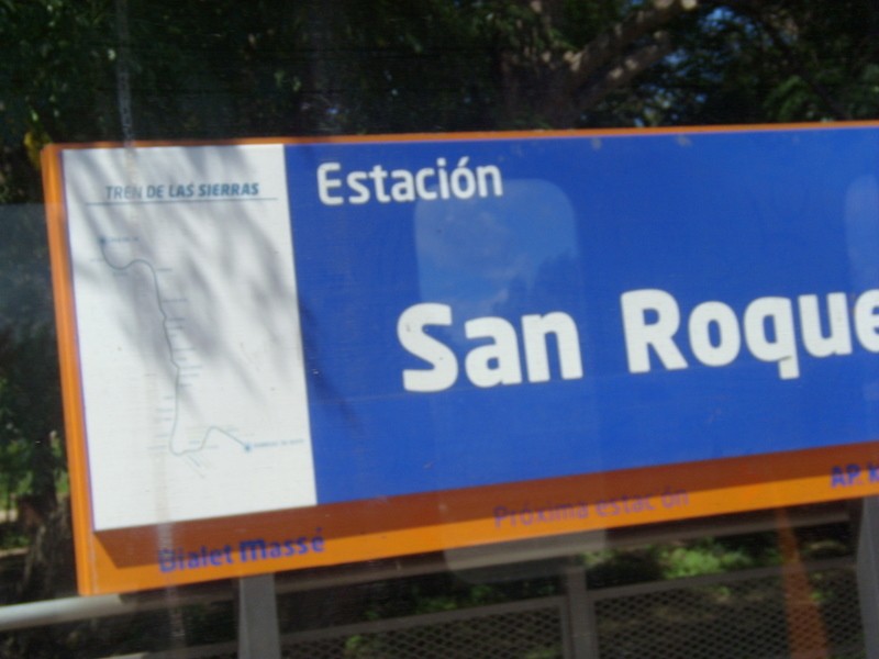 Foto: cartel de la estación San Roque desde el tren - San Roque (Córdoba), Argentina