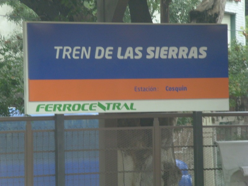 Foto: cartel en la estación Cosquín - Cosquín (Córdoba), Argentina